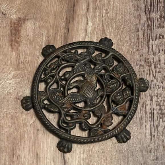 Wilton Cast Iron 6-Footed Trivet USA Eagle Roses Vines - Picture 2 of 6